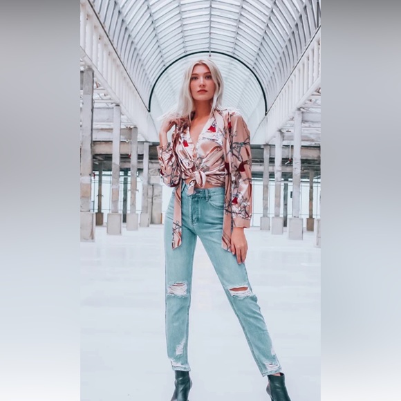 Star Stitched Pockets - Distressed High Waisted Mom Jeans - The Zinnia - Picture 3 of 8